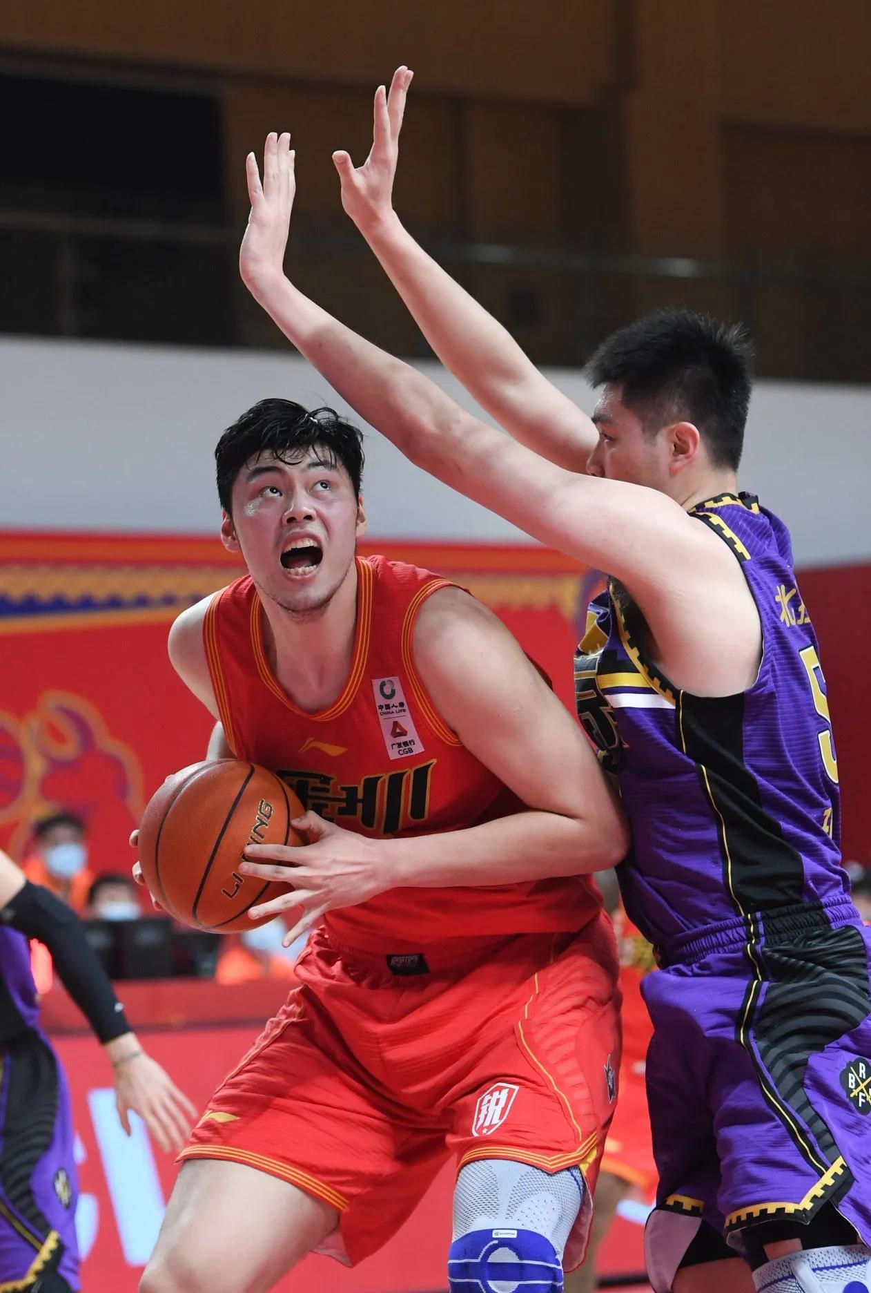 开云体育官网-冲刺阶段山东男篮备战欧篮联；战术微调细节曝光；气氛紧张；细节决定成败(坚决打赢什么斗争攻坚战持久战)